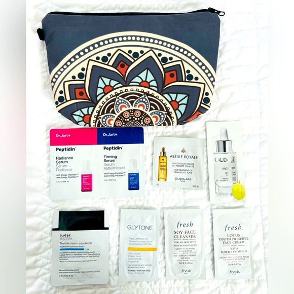 Makeup bag with 33 beauty samples - Picture 2 of 5